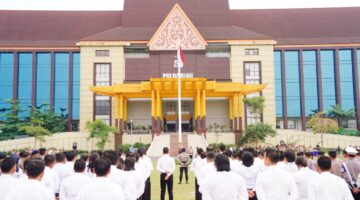Kapolda Riau Apresiasi 133 Personel Berprestasi Lewat Penghargaan